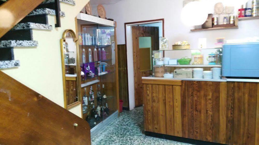 Hostal Creus Roses Extérieur photo